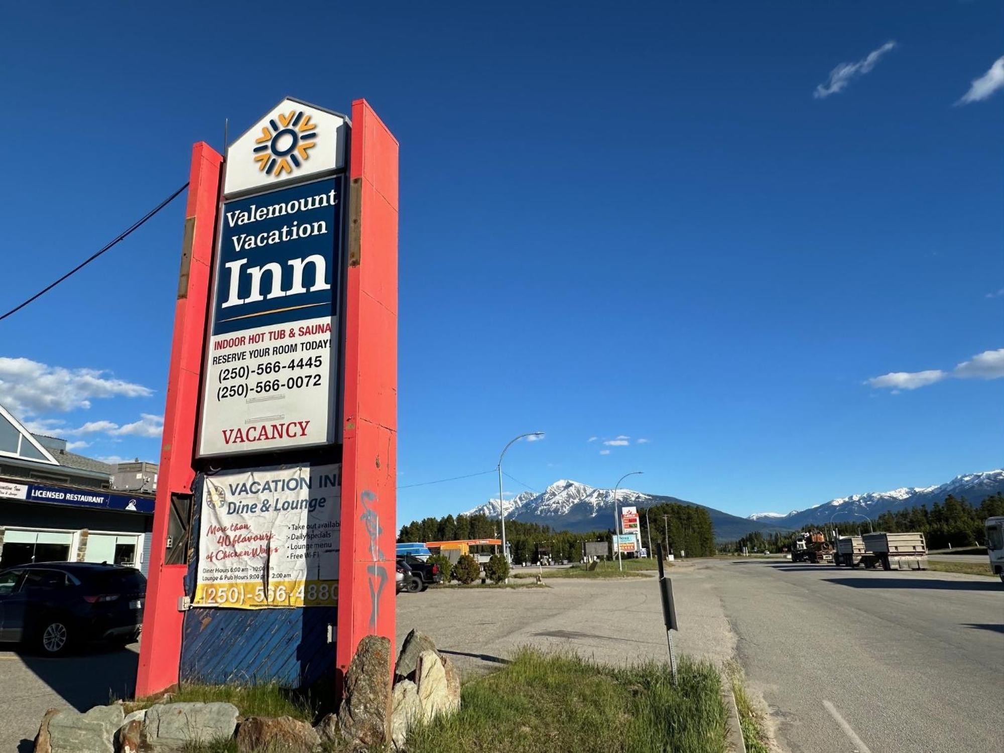 Valemount Vacation Inn Екстер'єр фото