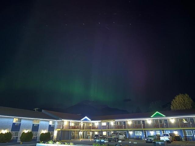Valemount Vacation Inn Екстер'єр фото