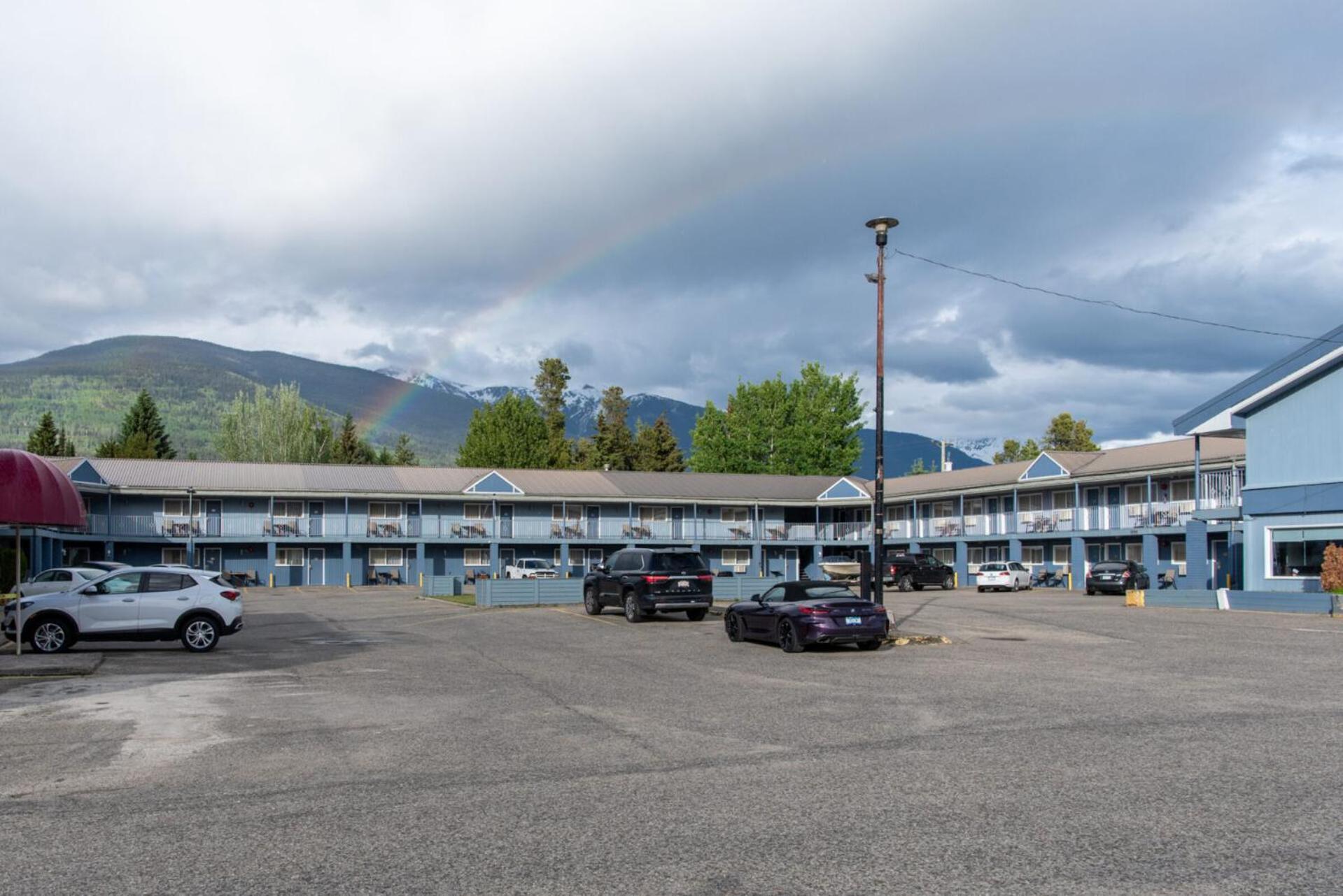 Valemount Vacation Inn Екстер'єр фото